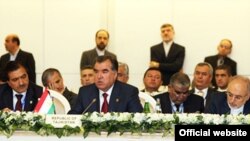 Під час саміту ОЕС у Баку 16 жовтня 2012 року. У центрі фото президент Таджикистану Емомалі Рагмон