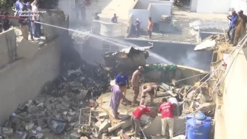 Најмалку 97 загинати и двајца преживеани при авионска несреќа во Карачи