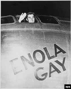 Пол Тиббетс в самолете Enola Gay, 6 августа 1945 г.