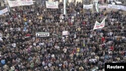 Граждане Сирии протестуют против политики президента Башара Асада.