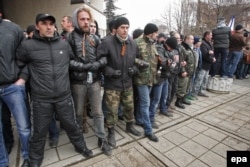 Проросійські активісти охороняють підступи до будівлі парламенту Криму навесні 2014 року