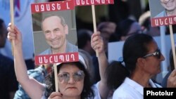 Armenia -- Supporters of former President Robert Kocharian demosntrate outside a court in Yerevan, September 12, 2019.