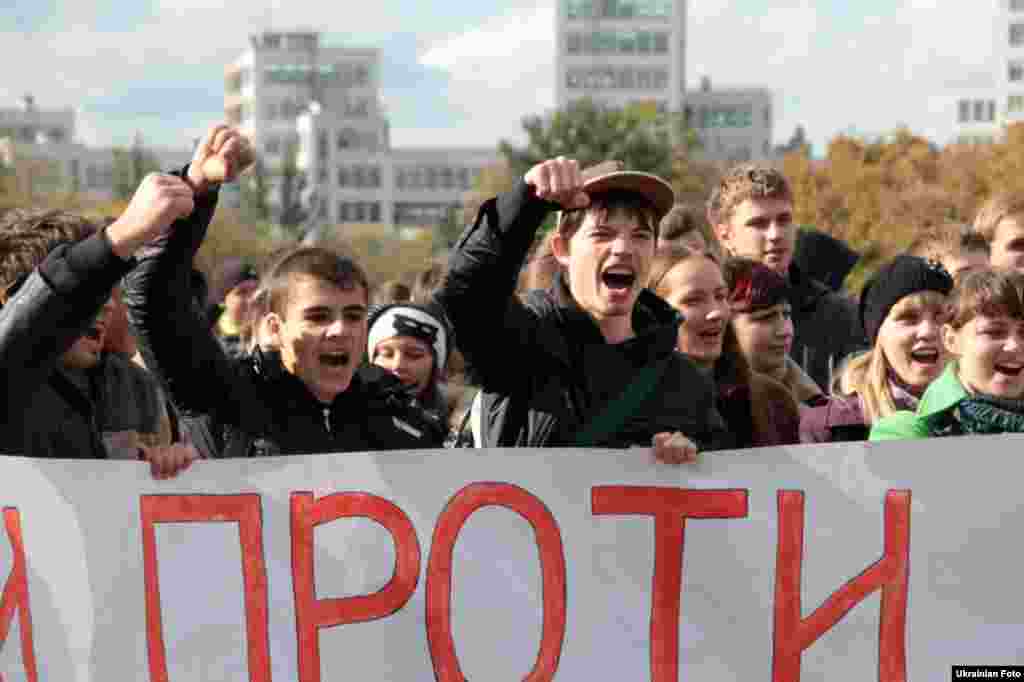 Близько 500 студентів пікетували будівлю Будинку рад у Харкові, 12 жовтня