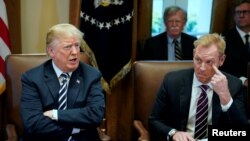 Президент США Дональд Трамп и заместитель министра обороны США Патрик Шэнахан (справа), 9 мая 2018 года.