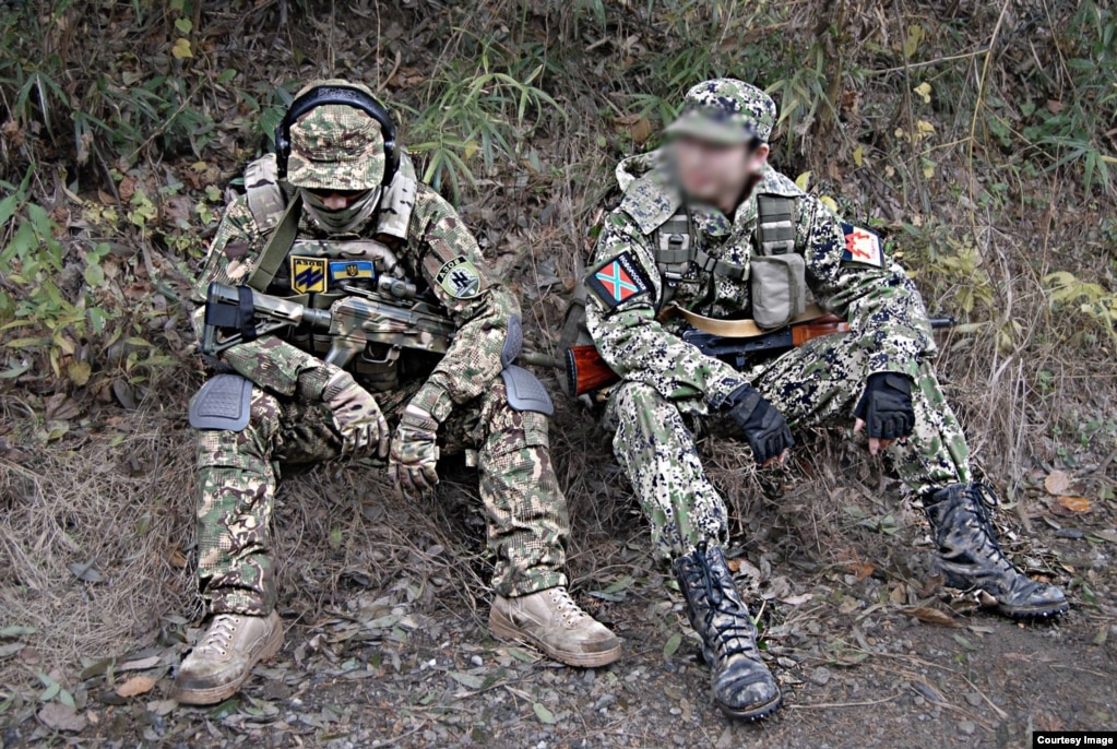 Слева – японский реконструктор с шевроном "Азова", справа – его условный противник из батальона "Спарта", который возглавлял Арсен Павлов, также известный как Моторола