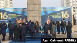 Люди у монумента Независимости после возложения цветов в память о погибших во время Желтоксана. Алматы, 16 декабря 2017 года. 