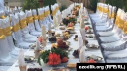 Стол, накрытый на ифтар в одной из семей в Ташкенте.