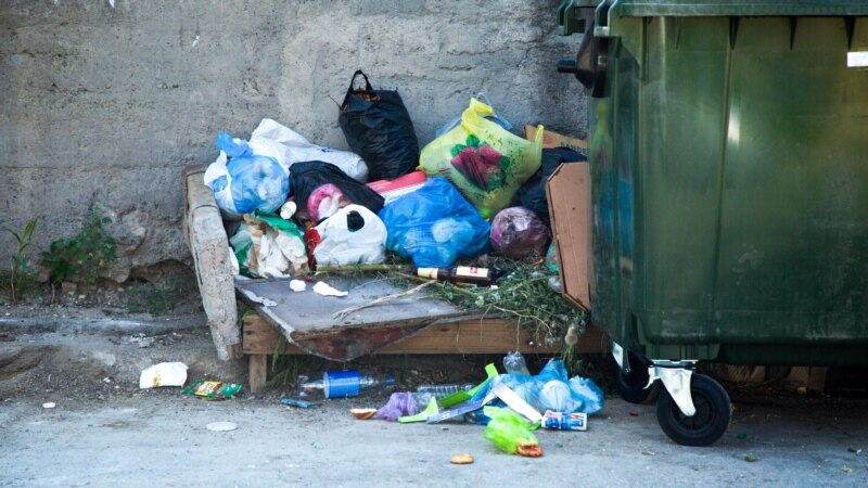 Власти Симферополя рассказали, сколько за сутки удалось вывезти мусора 