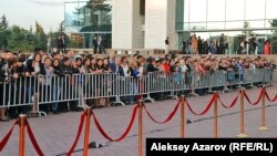 "Еуразия" кинофестивалі қонақтарын күткен жұрт. Алматы, 16 қыркүйек 2013 жыл.