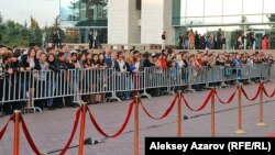 Красная дорожка, по которой проходили участники и гости кинофестиваля "Евразия". Алматы, 16 сентября 2013 года.