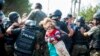 Migranti i policija na grčko-mađarskoj granici kod Đevđelije