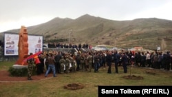 Жители Джермука отдают дань памяти жертвам трагических событий 1915 года. 24 апреля 2015 года.