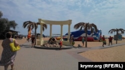 Центральный вход на городской пляж в Керчи