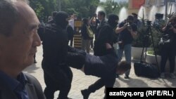 Алматыда наразылық митингісіне шыққандарды полиция жасағы ұстап әкетіп барады. Алматы, 10 мамыр 2018 жыл. 