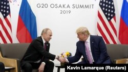 رؤسای جمهور ایالات متحده امریکا و روسیه حین مصافحه در حاشیه اجلاس گروه۲۰ در جاپان. June 28, 2019