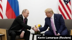 Este notoriu deja faptul că Trump are o slăbiciune pentru Putin și că se arată cel puțin îngăduitor față de intențiile Kremlinului. Donald Trump și Vladimir Putin la Osaka, 28 iunie 2019.