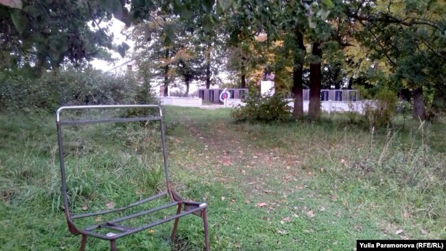 Берег пруда - главное место отдыха в Славяновке