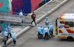 Эвакуация пассажиров с подозрением на коронавирус с круизного лайнера World Dreams в порту Гонконга. 5 февраля 2020 года