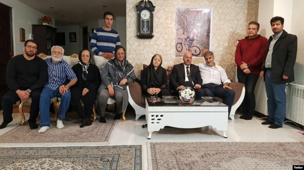 نرگس شیربیشه (راست) در کنار خانواده و چند فعال سیاسی از جمله قاسم شعله‌سعدی