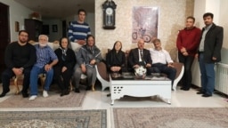 ناهید شیرپیشه (راست) در کنار خانواده و چند فعال سیاسی از جمله قاسم شعله‌سعدی