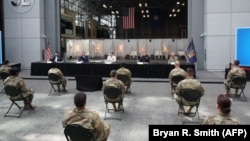 Губернатор Нью-Йорка Эндрю Куомо (в центре) выступает перед членами Национальной гвардии 27 марта 2020 года.