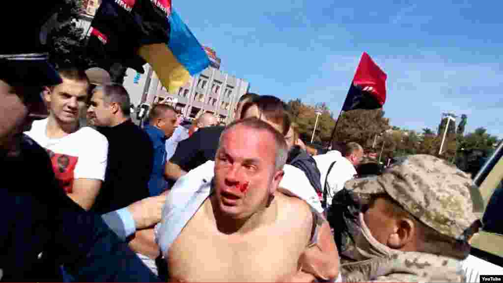 Побитий народний депутат від Партії регіонів Нестор Шуфрич, Одеса, 30 вересня 2014 року 