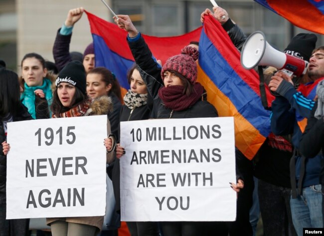 “1915 kurrë më” është një nga pankartat që kishin mbajtur protestuesit armenë gjatë një proteste në Strasburg.