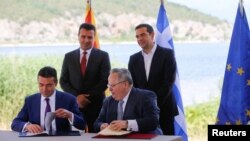 Преспа- Тогашните министри за надворешни работи на Македонија и на Грција, Никола Димитров и Никос Коѕијас, во присуство на македонскиот премиер Зоран Заев и тогашните грчки премиер Алексис Ципрас го потпишаа договорот за името, 17.07.2018