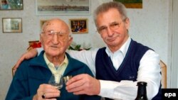 Almaniyanın ən qocaman sakini Robert Meyer (108 yaş) oğlu ilə badə qaldırır
