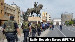 Бројни полициски сили го обезбедуваат македонското собрание, откако демонстранти вчера упаднаа во Парламентот и тепаа пратеници и новинари