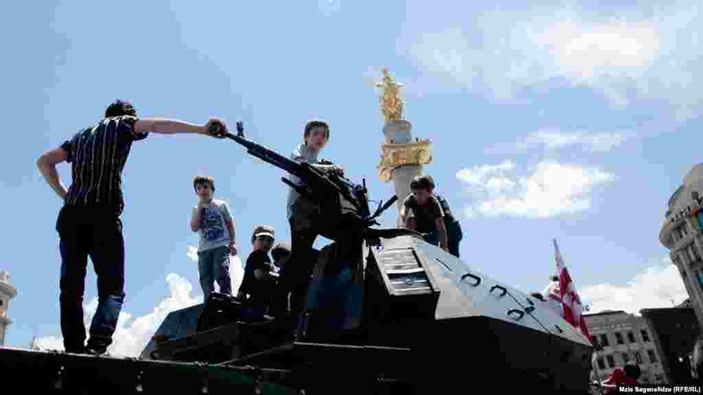 2014 წელი - ბავშვები ტანკებზე ფოტოებს იღებენ. 
