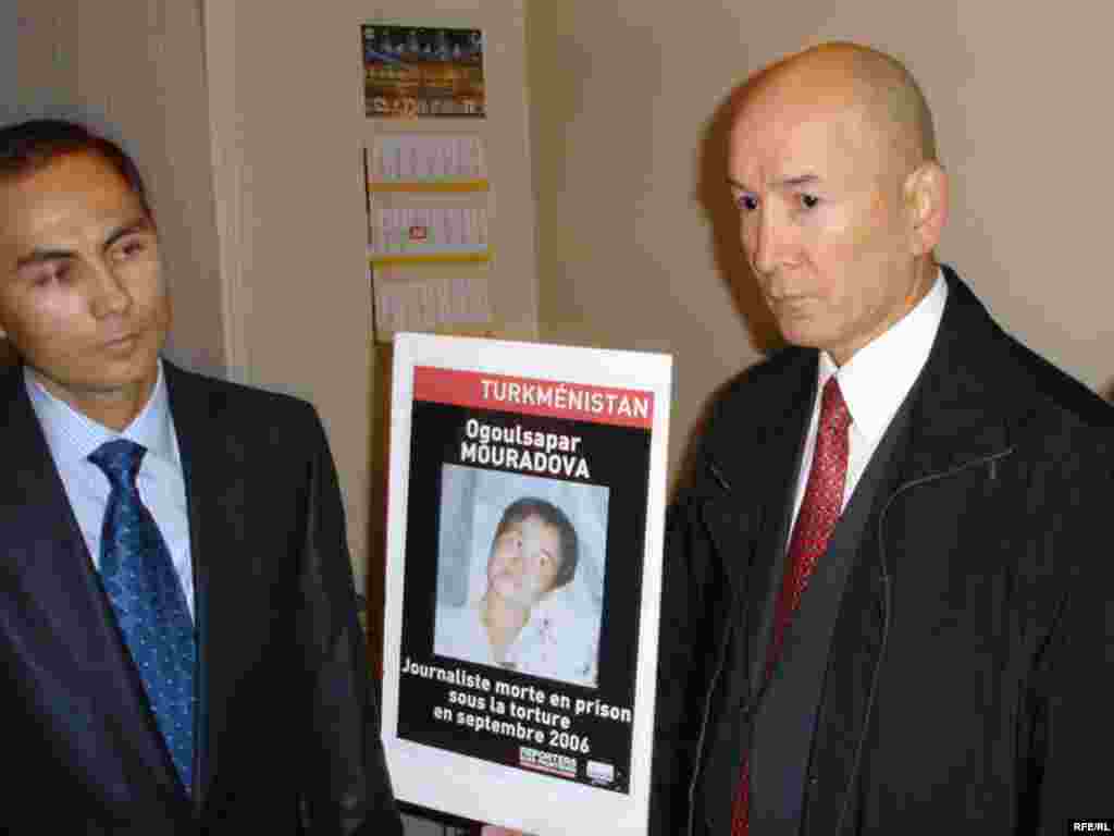  Annadurdy Hadjiev (right), brother of Ogulsapar Muradova, who died in police custody, with a Turkmen diplomat. - photo by Ahto Lobjakas About 20 protesters forced their way into the Turkmen embassy in Paris, demanding information about the fate of Turkmen journalists imprisoned or killed for their views. The demonstrators demanded to speak with either the Turkmen ambassador or the foreign minister, who is in Paris for a Central Asia-European Union forum. French police declined to get involved, saying the embassy building is Turkmen territory and police do not have right to enter. French diplomatic security officers negotiated with the protesters to end the standoff, which ended peacefully. 