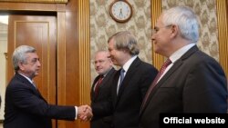 Президент Армении Серж Саргсян приветствует сопредседателей Минской группы ОБСЕ, Ереван, 20 июля 2015 г. 