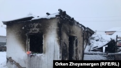 Сгоревшая времянка в Астане, где жила многодетная семья. 5 февраля 2019 года.