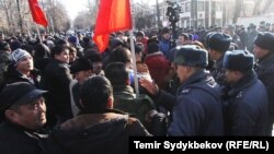 Милиционеры пытаются сдержать участников митинга в поддержку Омурбека Текебаева. Бишкек, 26 февраля 2017 года.