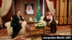 Mike Pompeo și prințul moștenitor al Arabiei Saudite, Mohammed bin Salman