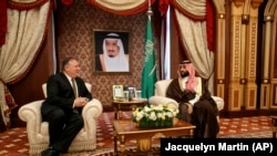 Američki državni sekretar Mike Pompeo i princ Muhamed bin Salman tokom sastanka 