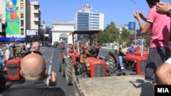 Летово кога стечајците протестираа пред Собранието барајќи решение на животниот проблем, пред Собранието пристигнаа неколку здруженија на земјоделци и жртвите на транзиција незадоволни од политиките на СДСМ и на Бранко Црвенковски.