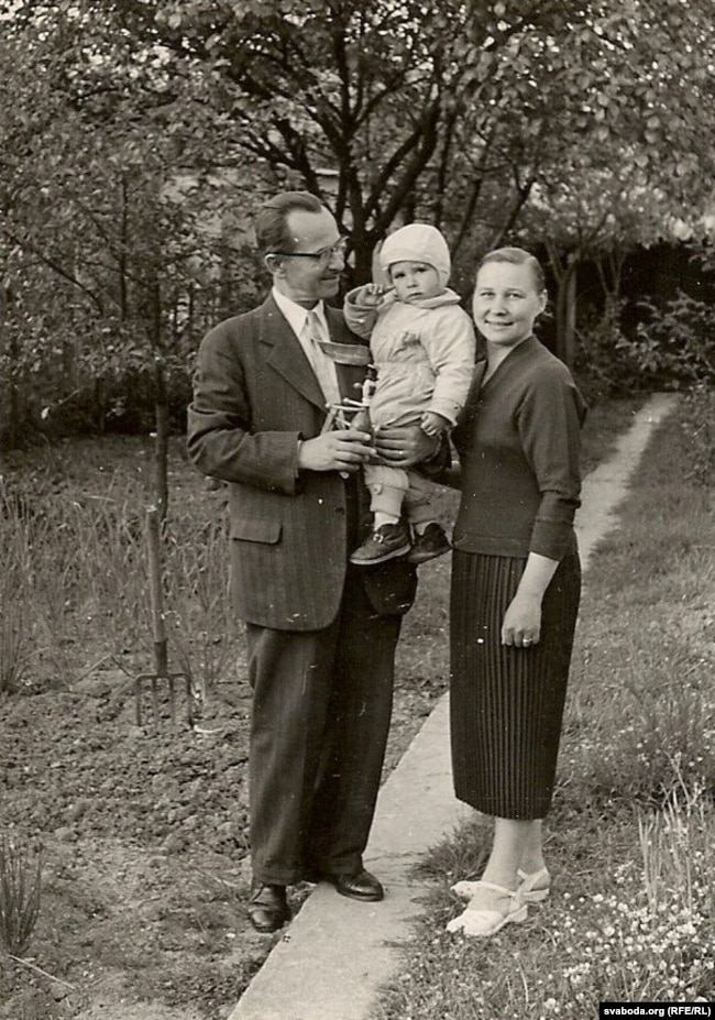 Мікола, Альгерд і Ніна Абрамчыкі. Парыж, 1956 год