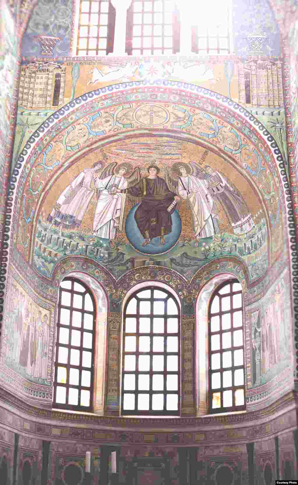 Базилика Сант-Витале. Христос-юноша с крестчатым нимбом