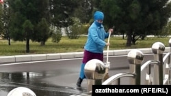 Уборка улиц в столице Туркменистана зачастую осуществляется вручную. Дворники моют дорожное покрытие. 