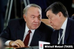 Президент Казахстана Нурсултан Назарбаев и Аскар Мамин в бытность первым вице-премьером во время заседания Совета глав государств — участников СНГ в расширенном составе. Сочи, 11 октября 2017 года.