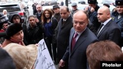 Armenia - Defense Minister Seyran Ohanian is confronted by parents of dead soldiers outside the prime minister's office in Yerevan, 19Jan2012.