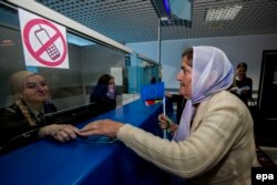 Жінка проходить паспортний контроль в аеропорту Кишинева, Молдова