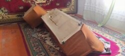 Батима Асанованың ұлы үйіндегі диванды түнгі шабуыл кезінде қорғану үшін төңкеріп қойған. Қасқабұлақ ауылы, Талас ауданы, Жамбыл облысы, 12 тамыз 2020 жыл.