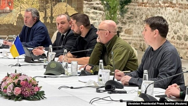 Украинская и российская делегации 29 марта в Стамбуле на переговорах по войне РФ против Украины