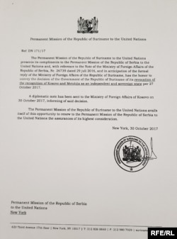 Kopija diplomatske note Stalne misije Surinama pri Ujedinjenim nacijama (UN) upućene Stalnoj misiji Srbije pri UN o povlačenju Kosova od 30. oktobra 2017. Prema tvrdnjama Ministarstva spoljnih poslova Srbije, Surinam je prva zemlja koja je povukla priznanje Kosova.