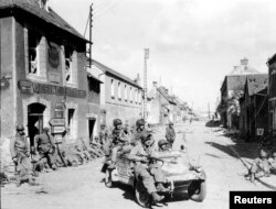 Membrii ai Diviziei 101 Aeropurtată în orașul Carentan/ Normandia, 6 iunie 1944