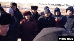 Астананың іргесіндегі Қоянды ауылы тұрғындары жер дауына қатысты наразылықтарын айтып тұр. Азаттық видеосынан алынған скриншот. Қоянды, 27 қазан 2014 жыл.