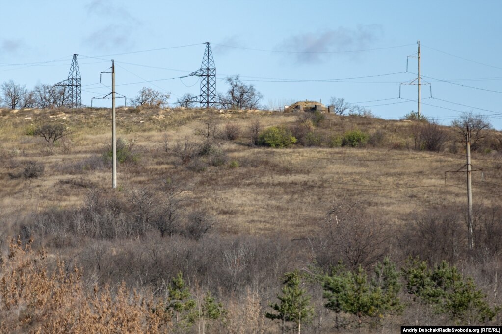На высотах за селом расположены запасные позиции второй линии обороны украинской армии